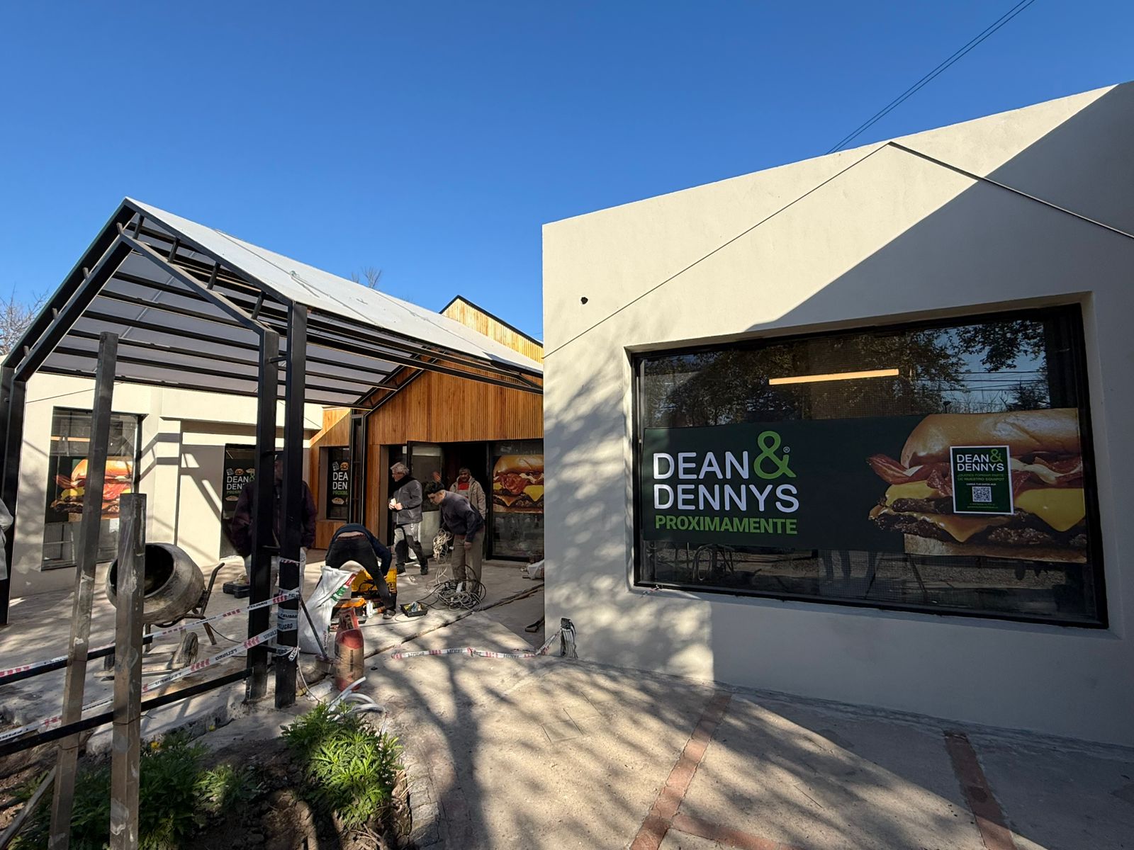 La hamburguesería top Dean & Dennys abre en septiembre en Funes: será su apuesta más ambiciosa en la región